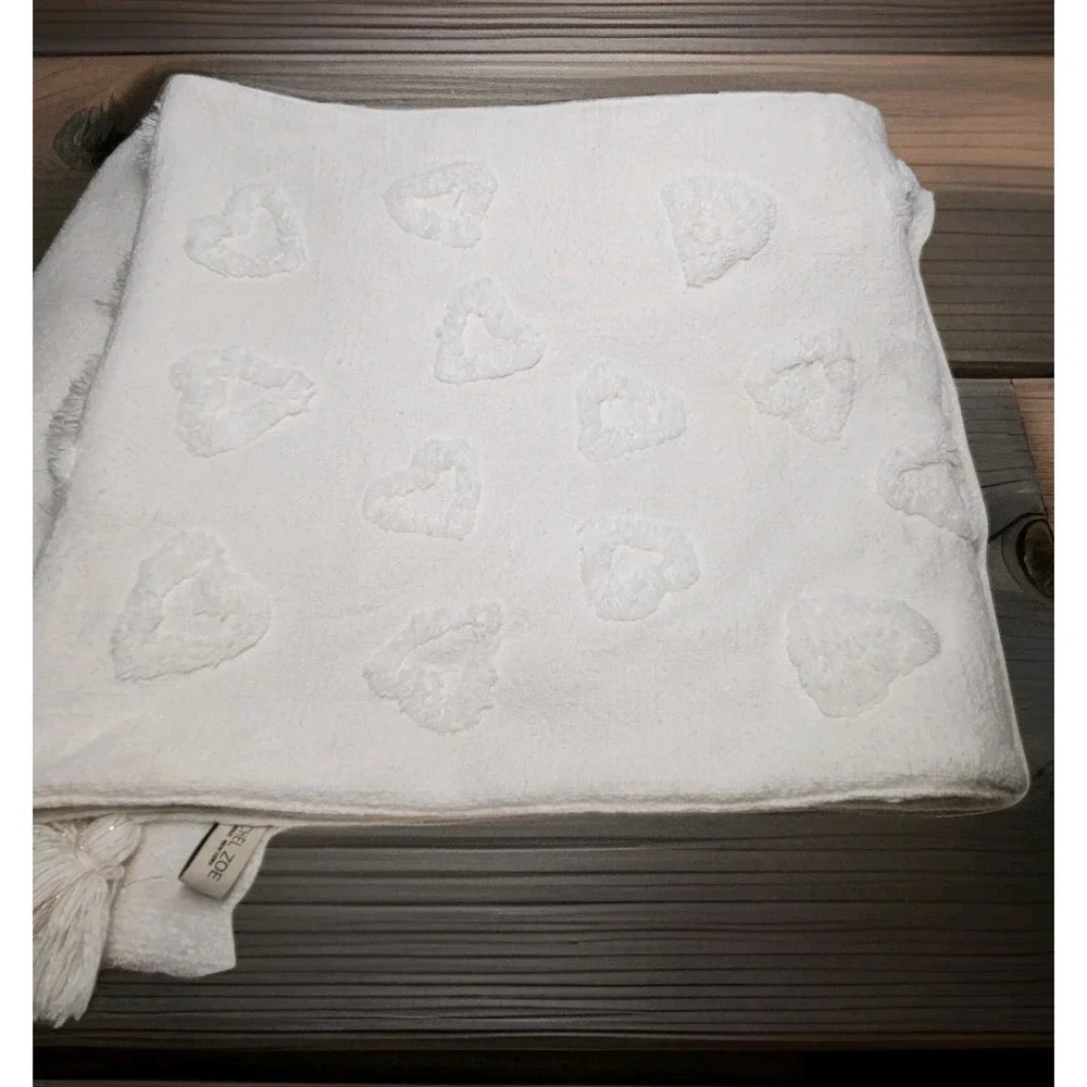 Rachel Zoe Table Runner White With Hearts Pom Poms On End